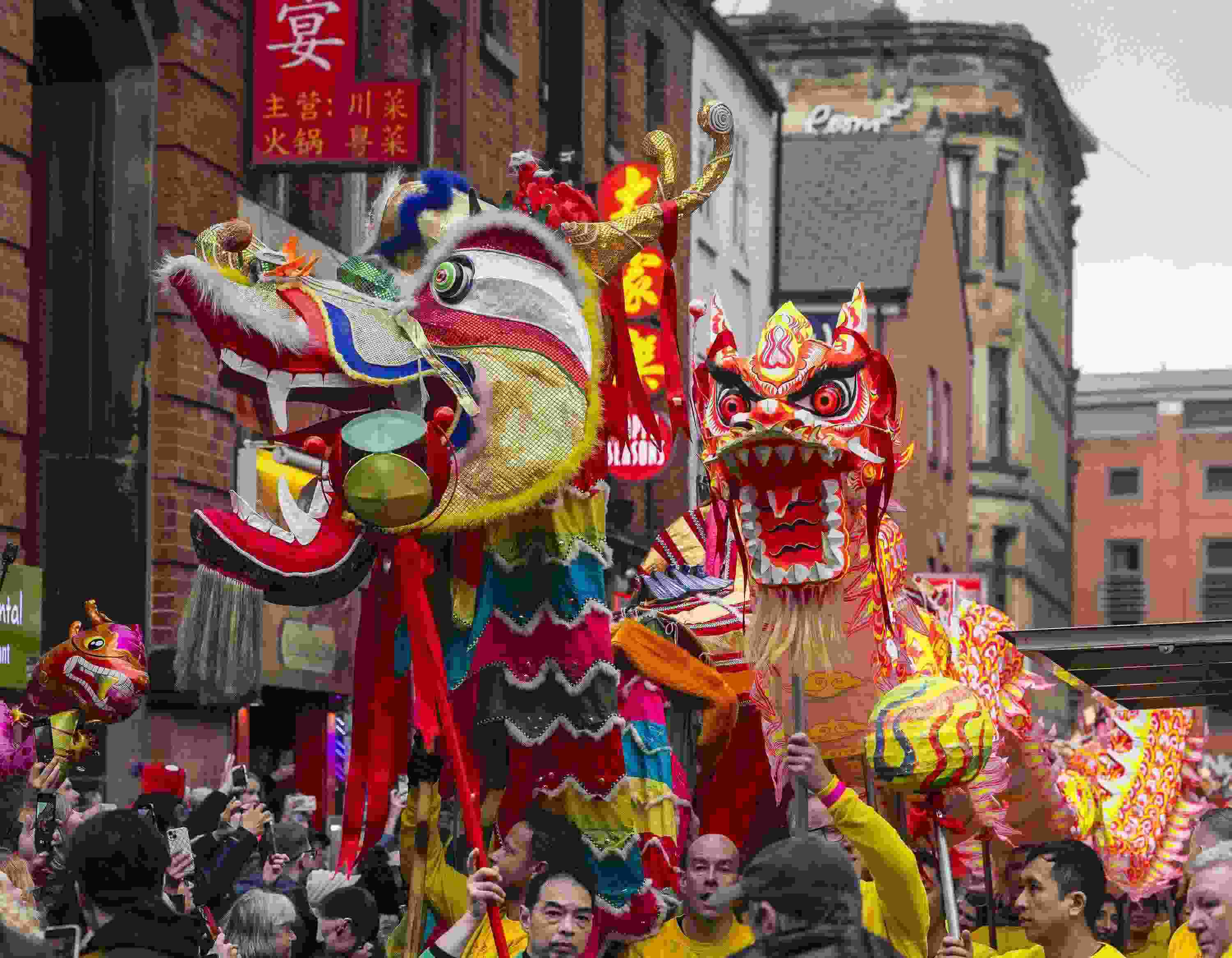 △ 當地時間2024年2月11日，英國曼徹斯特，表演者進入中國城，參加中國農歷龍年春節(jié)的慶祝活動。