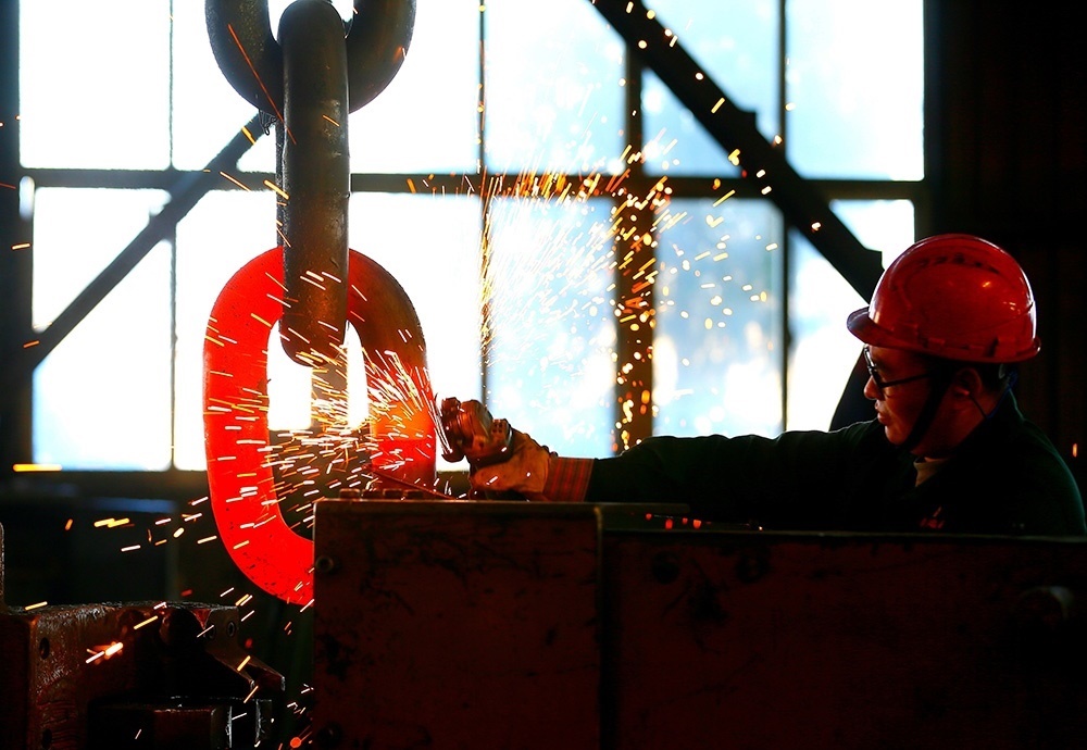 △ 2024年2月17日，青島市，即墨區(qū)靈山街道一家錨鏈企業(yè)，工人正在忙碌。