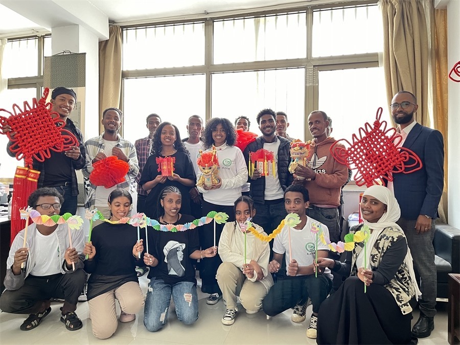 參加活動(dòng)的學(xué)生合影。亞的斯亞貝巴大學(xué)孔子學(xué)院供圖