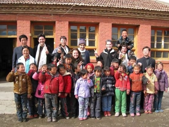 2008年，歐君廷帶領(lǐng)美國(guó)大學(xué)生到甘肅一所村辦小學(xué)訪問(wèn)教課