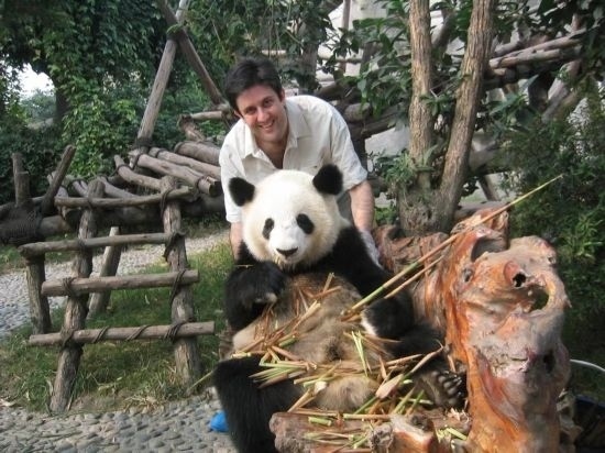 2006年，歐君廷在四川成都和熊貓合影
