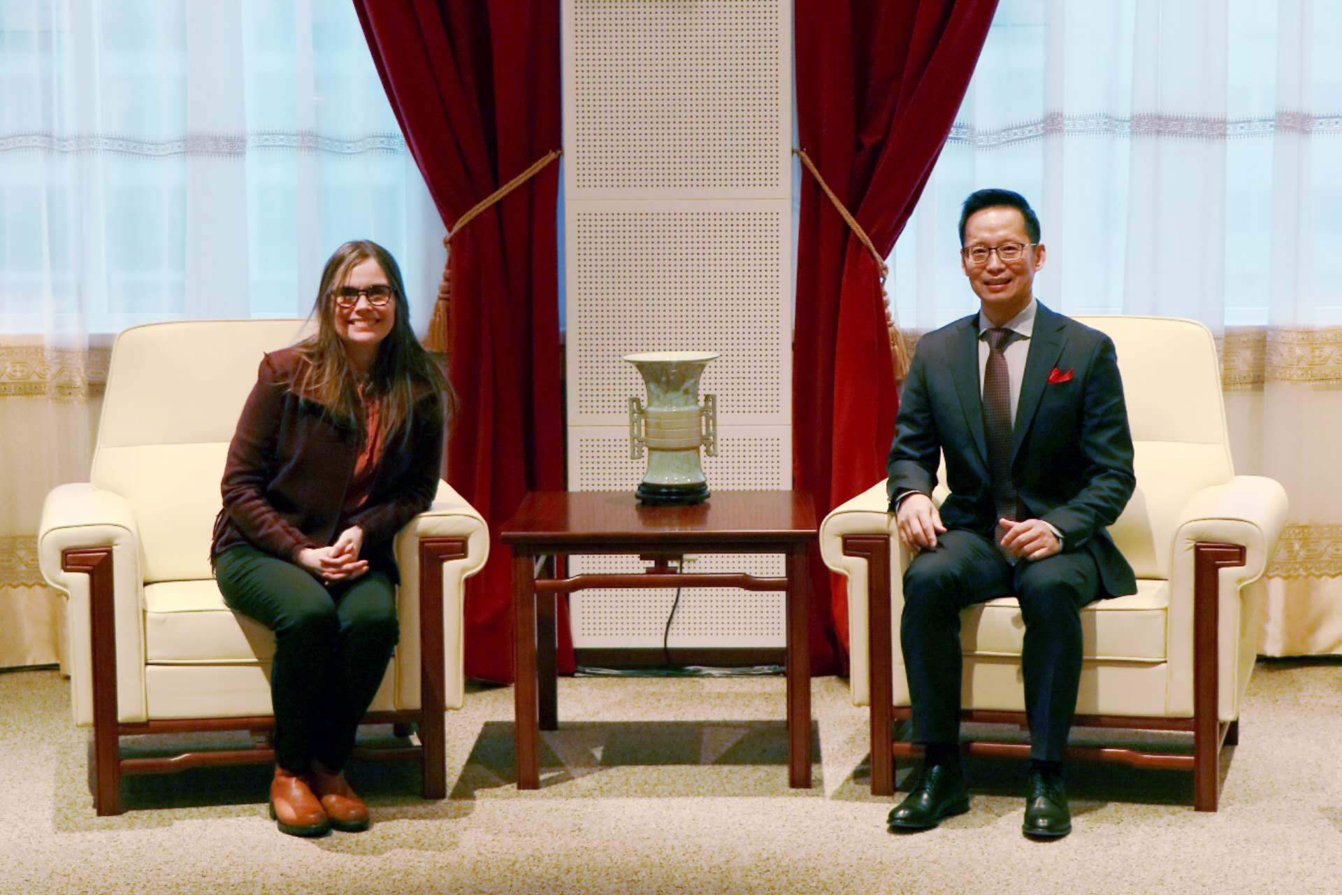 冰島總理雅各布斯多蒂爾（右一）與中國(guó)駐冰島大使何儒龍合影。中國(guó)駐冰島大使館供圖