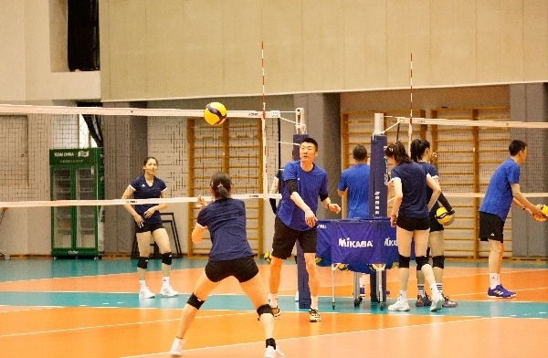 女排隊(duì)員在訓(xùn)練中。人民網(wǎng)記者李乃妍攝