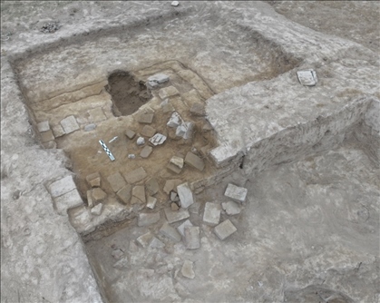 這是都蘭熱水墓群北一區(qū)M37號（“羊圈墓”）祭臺的砌磚。