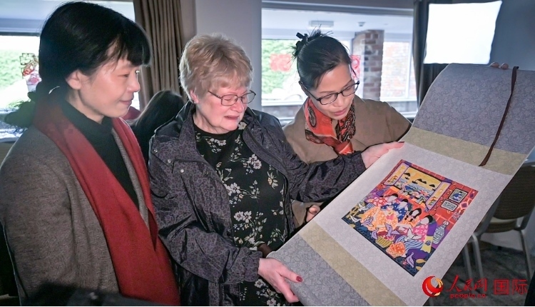 贈送舟山漁民畫。人民網(wǎng) 郭錦標(biāo)攝