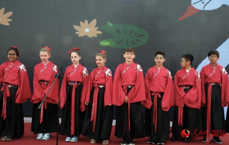 來自世界各地的小朋友一同誦讀中國古詩。人民網(wǎng) 滕婧含攝