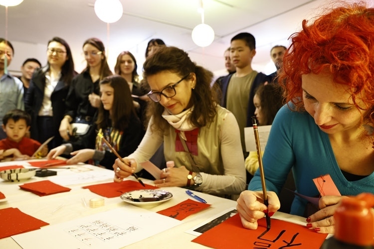 羅馬尼亞觀眾學(xué)習(xí)用毛筆寫“福”字。中國文化中心供圖