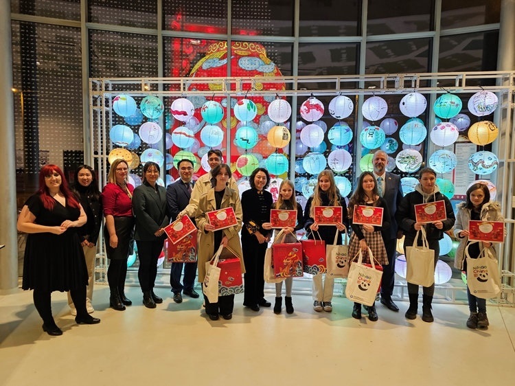 獲獎(jiǎng)學(xué)生合影。翟朝暉攝