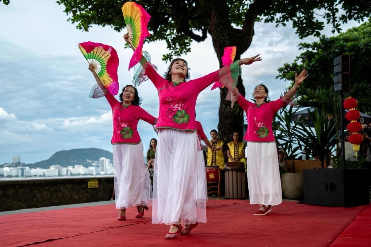 當地時間2月24日晚，2024年元宵節(jié)慶?；顒釉诎臀骼锛s熱內盧市科帕卡巴納要塞舉辦。巴西山河文化促進中心供圖