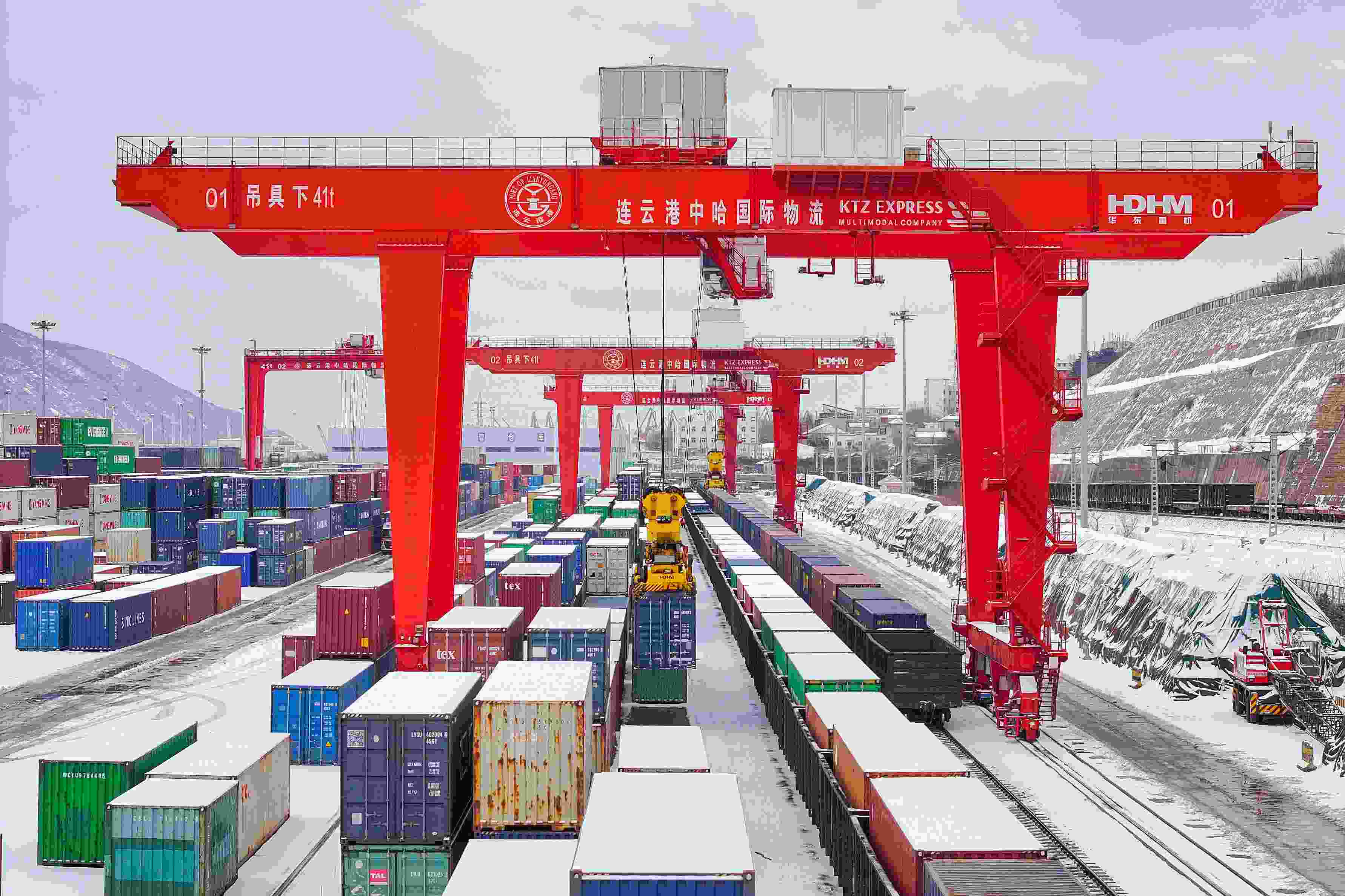 2024年2月22日，江蘇省連云港市中哈連云港物流合作基地，大型機(jī)械正在吊裝集裝箱。