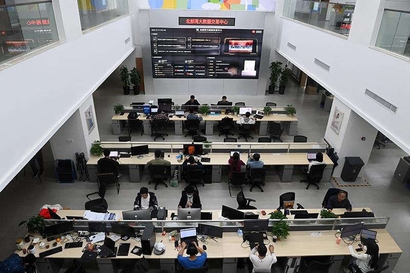 2023年12月12日，中國(guó)－東盟信息港股份有限公司員工在工作中。