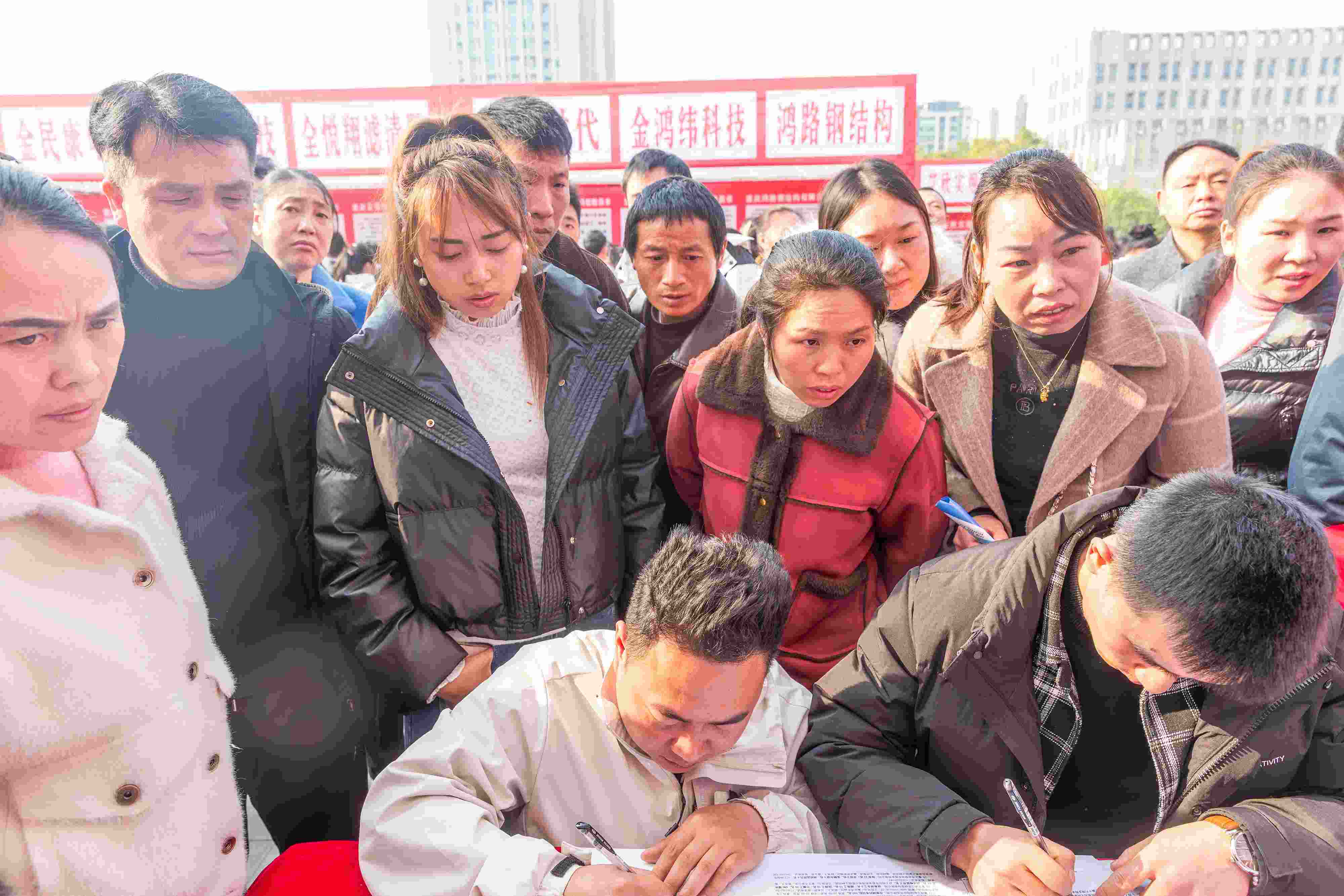 △ 2024年2月19日，重慶市南川區(qū)舉辦2024“春風(fēng)行動(dòng)”招聘會(huì)，為企業(yè)和求職者牽線搭橋，助力務(wù)工人員返崗就業(yè)、企業(yè)復(fù)產(chǎn)復(fù)工。