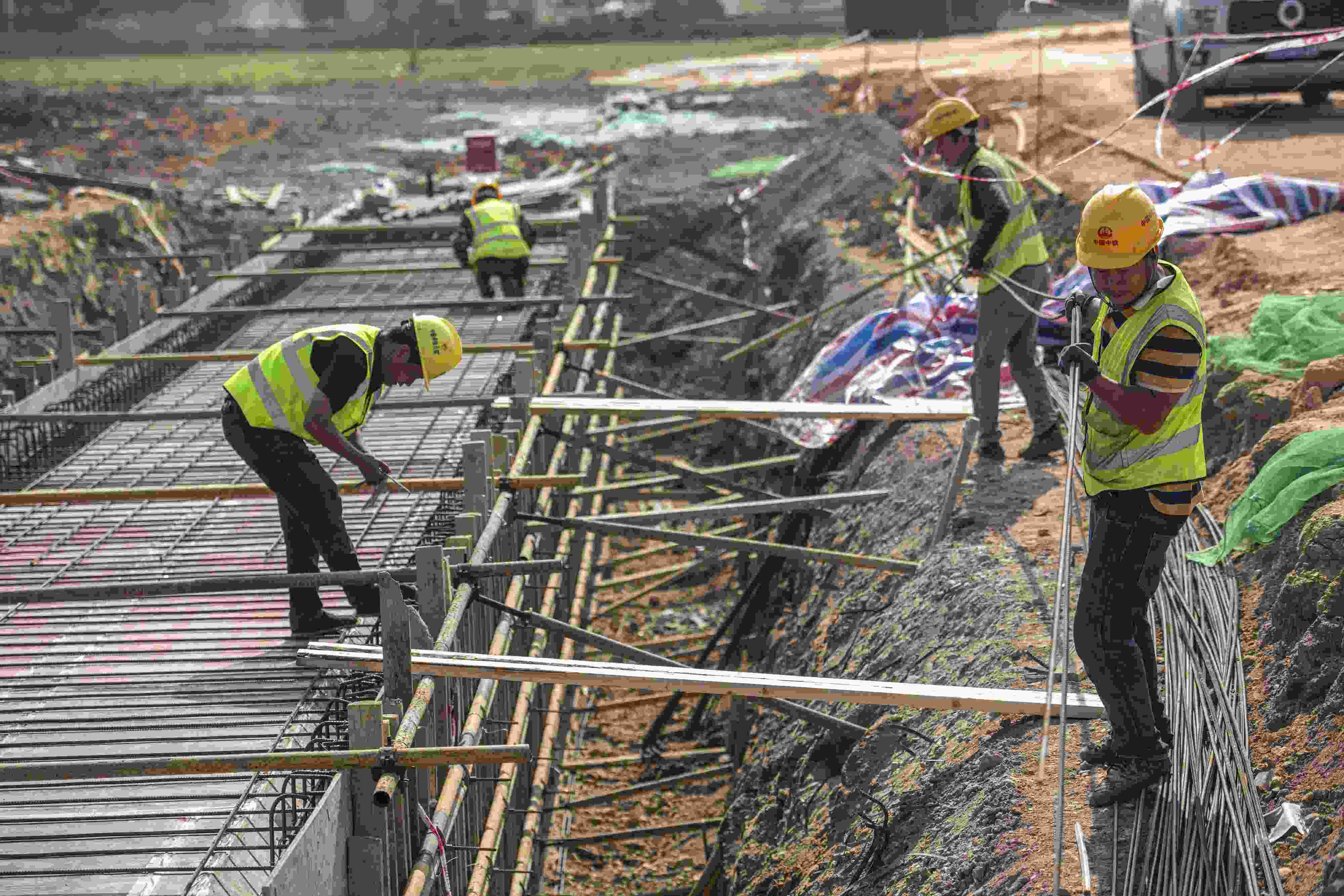 △ 2024年2月20日，海南省瓊海市，工程機(jī)械在博鰲樂城國際醫(yī)療旅游先行區(qū)康健路上加緊施工。