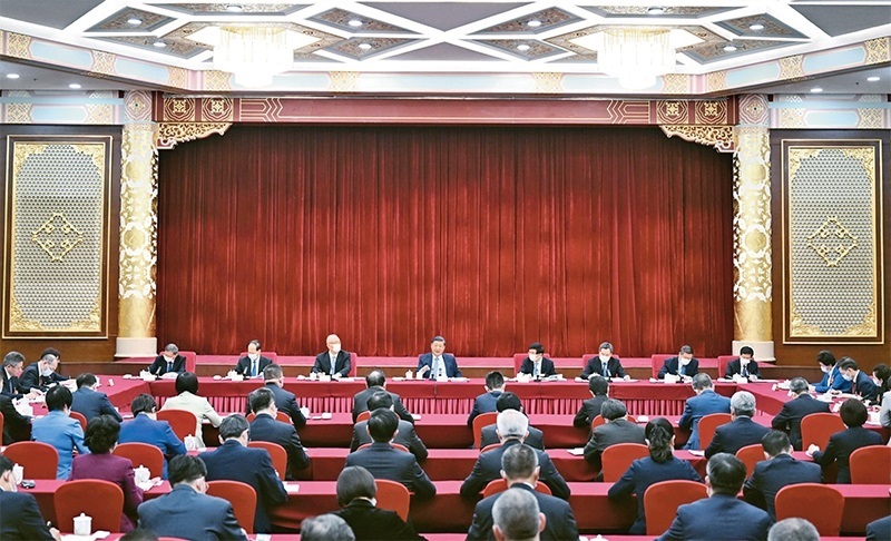 2023年3月6日，中共中央總書記、國家主席、中央軍委主席習(xí)近平看望參加全國政協(xié)十四屆一次會(huì)議的民建、工商聯(lián)界委員，并參加聯(lián)組會(huì)，聽取意見和建議。中共中央政治局常委、全國政協(xié)十四屆一次會(huì)議主席團(tuán)會(huì)議主持人王滬寧，中共中央政治局常委蔡奇、丁薛祥參加看望和討論。 新華社記者 謝環(huán)馳/攝