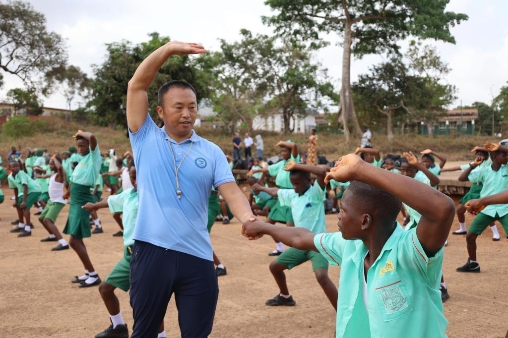 2月20日，在塞拉利昂首都弗里敦，來自塞拉利昂大學孔子學院的武術(shù)教師劉偉在為當?shù)貙W生上武術(shù)課。