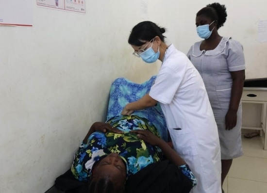 2023年2月27日，在塞拉利昂首都弗里敦，一名中國醫(yī)療隊的醫(yī)生正在為患者檢查身體。