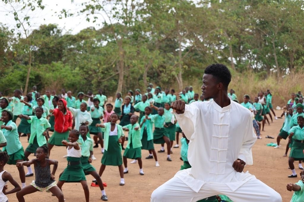 2月20日，在塞拉利昂首都弗里敦，當?shù)貙W生在上武術(shù)課。