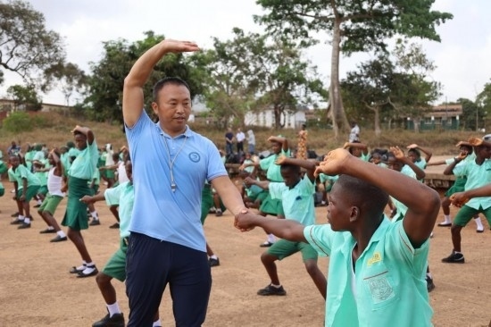 2月20日，在塞拉利昂首都弗里敦，來自塞拉利昂大學孔子學院的武術教師劉偉在為當?shù)貙W生上武術課。