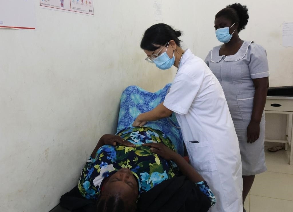 2023年2月27日，在塞拉利昂首都弗里敦，一名中國醫(yī)療隊的醫(yī)生正在為患者檢查身體。