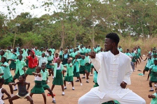 2月20日，在塞拉利昂首都弗里敦，當?shù)貙W生在上武術課。