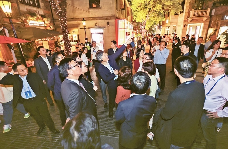 2023年4月18日，全國無黨派人士考察團來到位于上海市黃浦區(qū)的上海新天地開放式街區(qū)考察夜經(jīng)濟。 新華社記者 王翔/攝