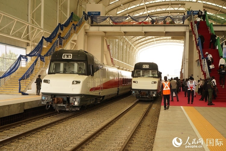 紅線車輛整裝待發(fā)。人民網(wǎng)記者 姜宣攝