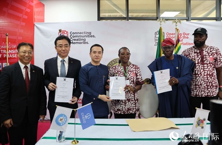 中國土木尼日利亞公司執(zhí)行董事張志臣（左三）與桑沃-奧盧（右二）分別代表雙方簽署了項(xiàng)目二期合同。閆玉娟攝