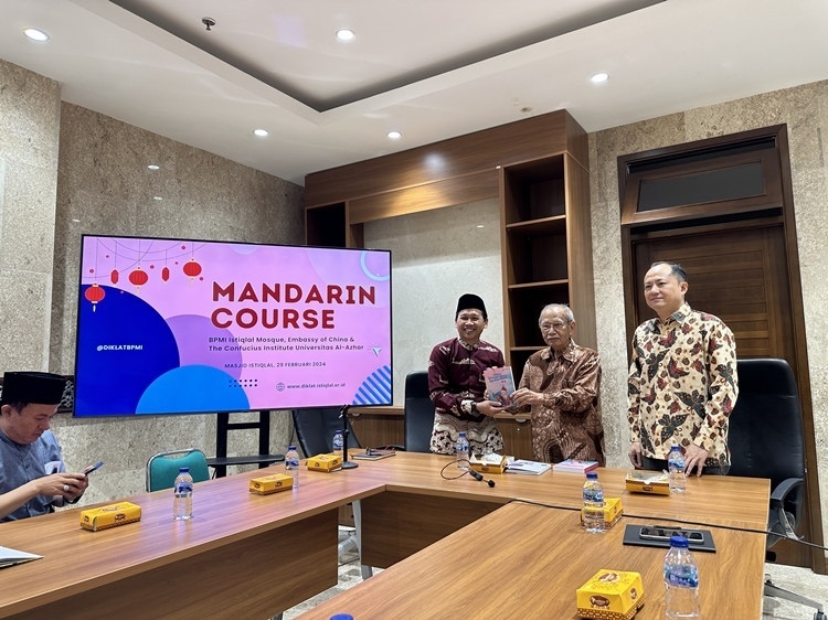 阿拉扎大學(xué)孔子學(xué)院向獨(dú)立清真寺贈(zèng)書。阿拉扎大學(xué)孔子學(xué)院供圖