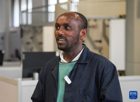 2月15日，在亞的斯亞貝巴的埃塞俄比亞聯(lián)邦職業(yè)技術(shù)培訓學院，魯班工坊當?shù)亟處熂s納斯·阿凱萊（中文名艾友涵）接受新華社采訪。