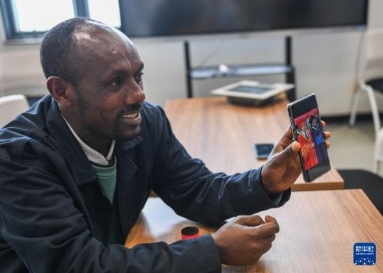 2月15日，在亞的斯亞貝巴的埃塞俄比亞聯(lián)邦職業(yè)技術(shù)培訓學院，魯班工坊當?shù)亟處熂s納斯·阿凱萊（中文名艾友涵）展示在中國學習時的照片。