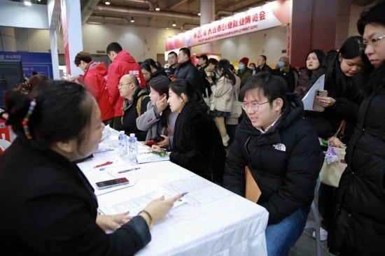 求職者與用人單位溝通交流。新華社記者 張博群 攝