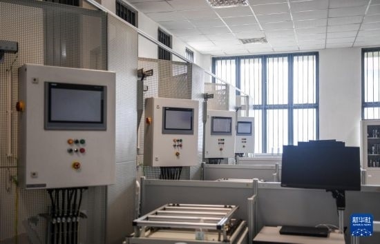 這是2月15日在亞的斯亞貝巴的埃塞俄比亞聯(lián)邦職業(yè)技術(shù)培訓學院魯班工坊內(nèi)拍攝的機電一體化設(shè)備。