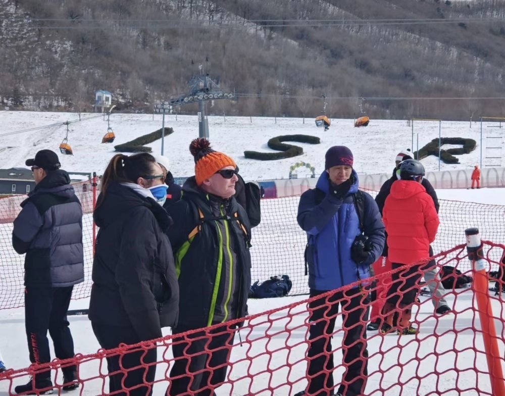 ?皮埃爾·杜邦（左三）在比賽現(xiàn)場(chǎng)。新華社記者 王沁鷗 攝