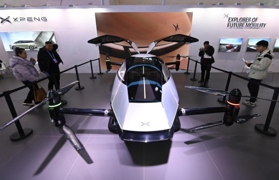 2023年12月1日，在鏈博會(huì)智能汽車鏈展區(qū)小鵬汽車展臺(tái)，參觀者觀看一臺(tái)智能飛行器。新華社記者蔡湘鑫攝