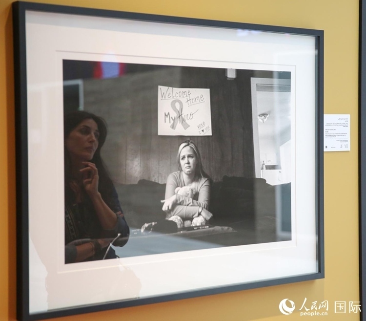 一名觀眾在觀賞攝影作品。人民網(wǎng)塔里克·易卜拉欣攝