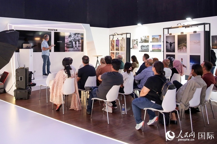 觀眾在參加攝影講座。人民網(wǎng)塔里克·易卜拉欣攝