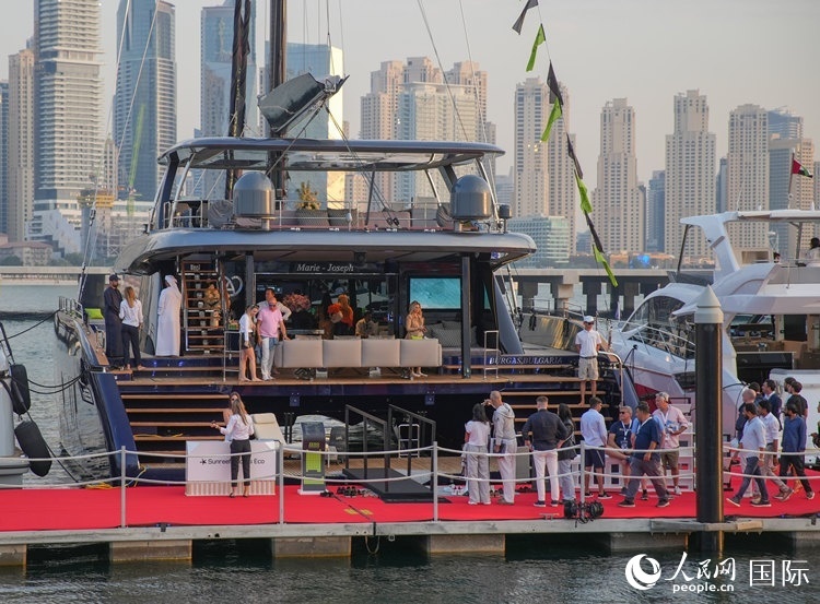 觀眾在參觀游艇。人民網(wǎng) 塔里克·易卜拉欣攝