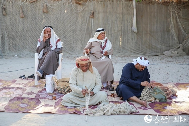 漁民演示制作漁網(wǎng)。人民網(wǎng) 塔里克·易卜拉欣攝