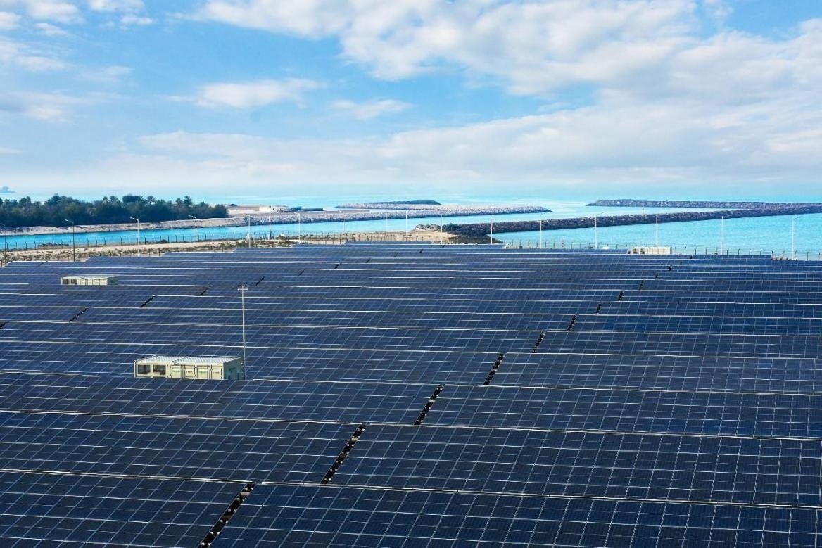 項(xiàng)目廣泛采用光伏補(bǔ)償發(fā)電系統(tǒng)，降低能源消耗。山東電建三公司供圖