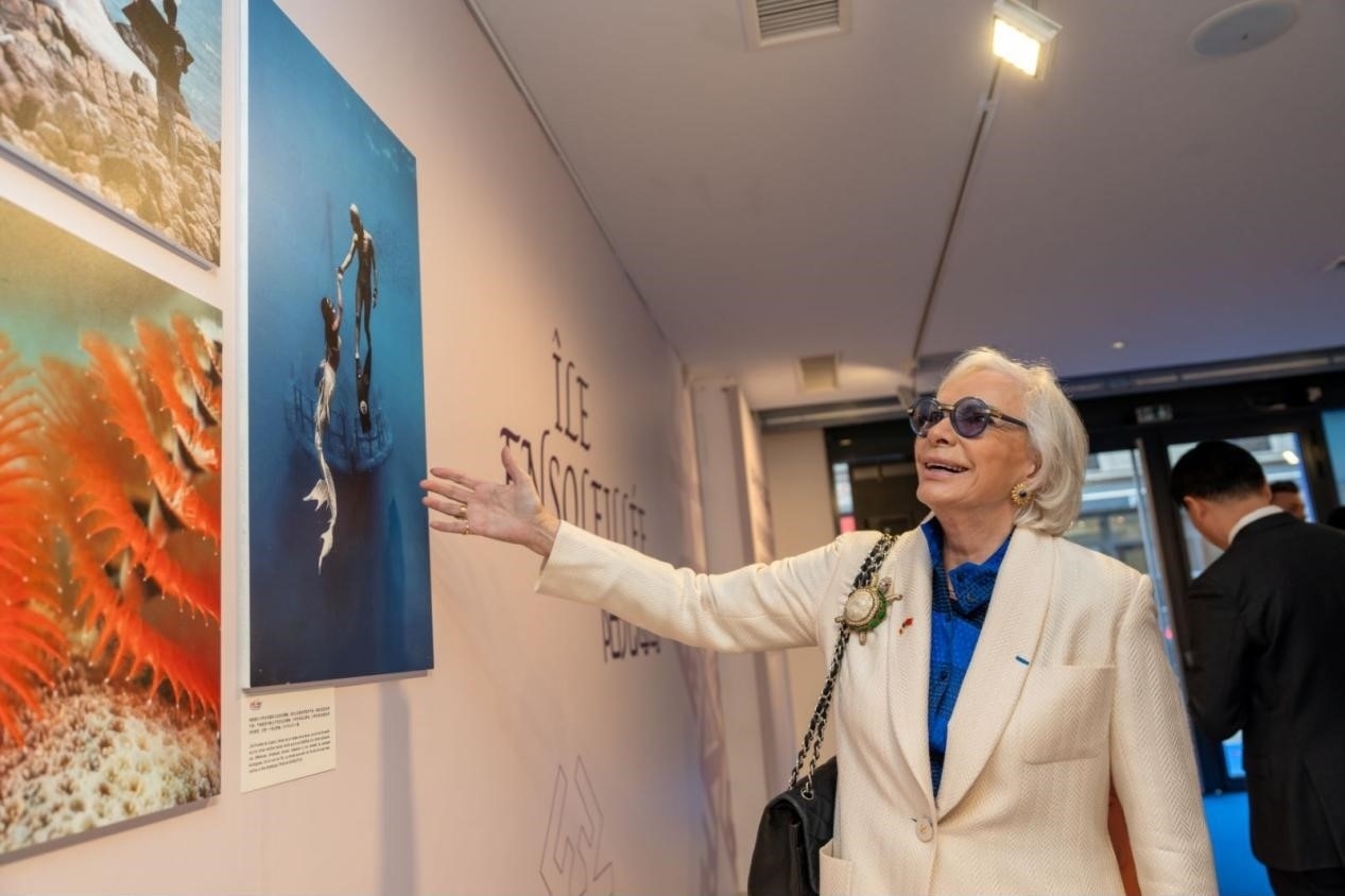 世界旅游組織特別顧問(wèn)瑪麗-皮埃爾·布歇-奧利耶觀看活動(dòng)現(xiàn)場(chǎng)圖片展覽?；顒?dòng)主辦方供圖