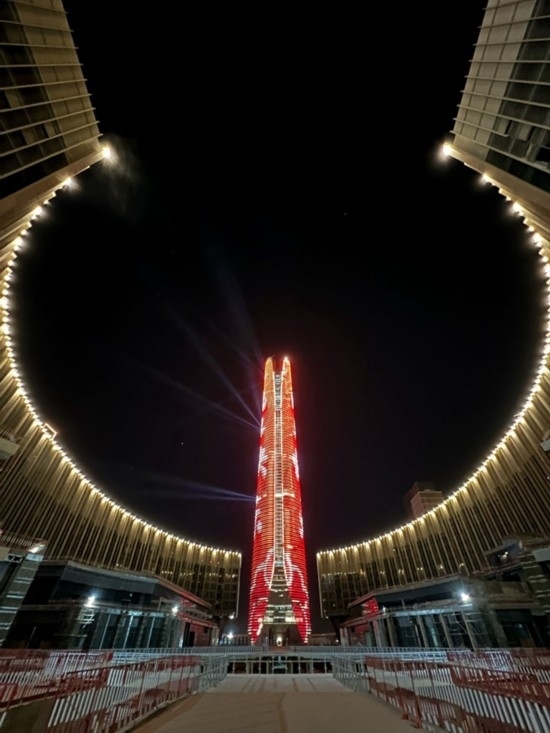  2024年2月9日，埃及開羅以東建設(shè)中的埃及新行政首都中央商務(wù)區(qū)項(xiàng)目上演燈光秀，迎接龍年春節(jié)。新華社發(fā)（黎炳宏攝）