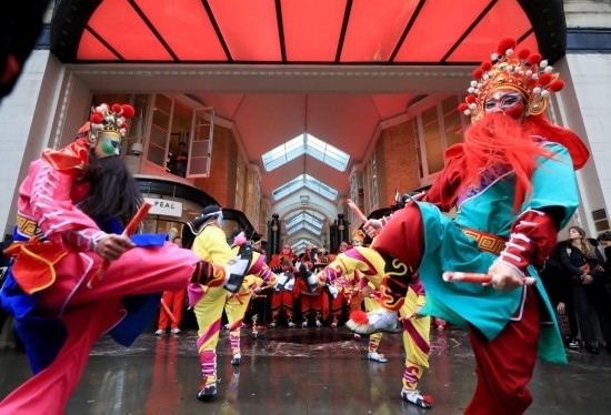  2024年2月10日，來(lái)自廣東普寧的英歌舞團(tuán)演員在英國(guó)倫敦伯靈頓拱廊街表演英歌舞。新華社記者 李穎 攝