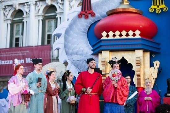  2024年2月13日，在意大利威尼斯，志愿者身著漢服進(jìn)行表演。新華社記者 李京 攝