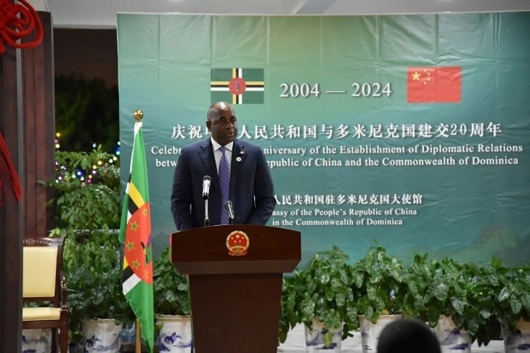 多米尼克總理斯凱里特在中多建交20周年招待會上致辭。中國駐多米尼克大使館供圖