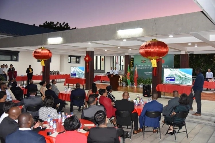 當(dāng)?shù)貢r間3月13日，慶祝中國與多米尼克建交20周年招待會在中國駐多大使館舉行。中國駐多米尼克大使館供圖