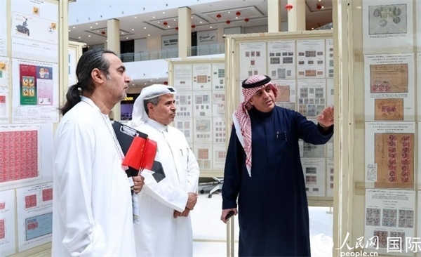 觀眾在欣賞集郵展作品。人民網(wǎng)記者 任皓宇攝