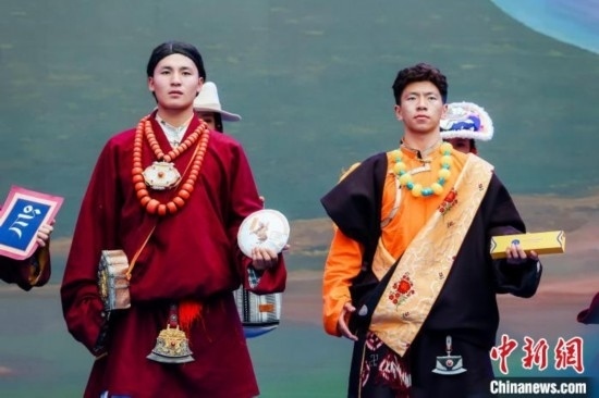 圖為身著民族服飾的演員們展示果洛特產(chǎn)。 果洛州文體旅游廣電局 供圖