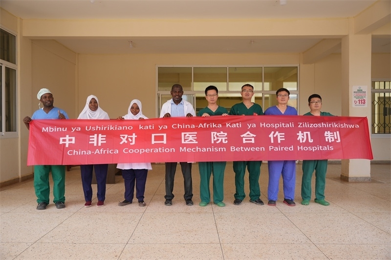 醫(yī)療隊(duì)隊(duì)隊(duì)員和基文吉區(qū)醫(yī)院院長（左四）及醫(yī)護(hù)人員合影。中國援桑醫(yī)療隊(duì)供圖