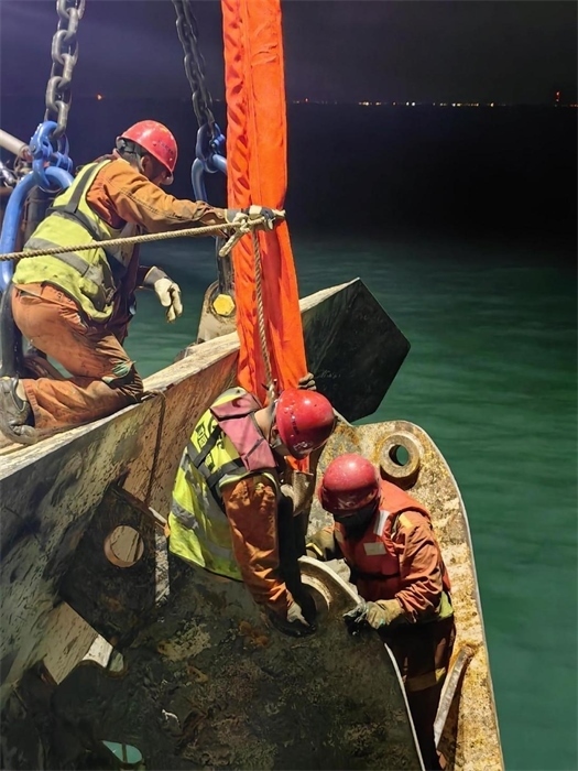 工作人員正在修理橫移錨纜。 “天鯤號”供圖