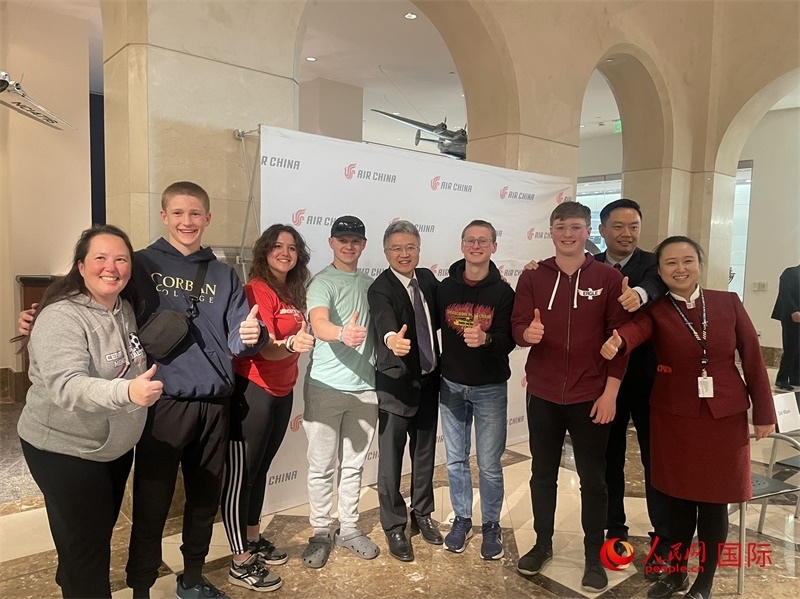 師生們出發(fā)前與國(guó)航工作人員合影留念。人民網(wǎng)記者 鄧圩攝